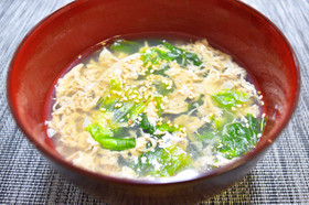 簡単すぎる!レタスと卵のスープ