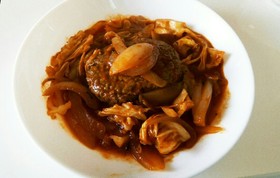 野菜ジュースと春野菜の煮込みハンバーグ