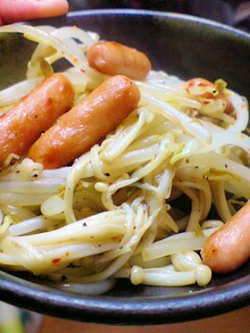 朝食やお弁当に♪ポークビッツともやし炒め