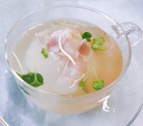 レンジで時短!丸ごと新玉ねぎのスープ