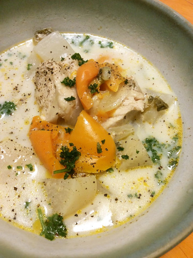鶏胸肉パプリカ根菜のミルクカレースープの写真