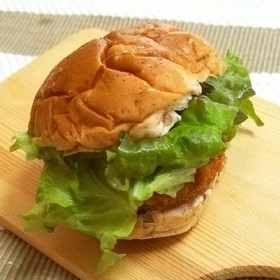 ライ麦パンのメンチバーガー