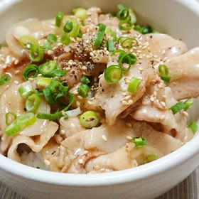玉ねぎと豚バラの塩豚丼