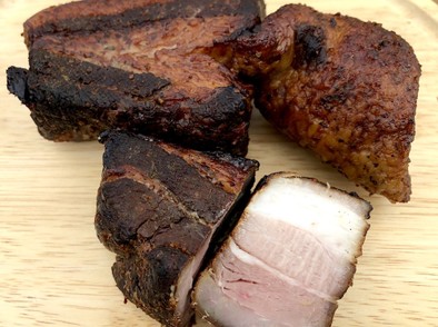 APELUCA 豚バラ肉ブロックの燻製の写真