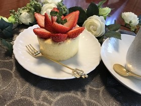 春はふわふわイチゴいっぱいロールケーキ