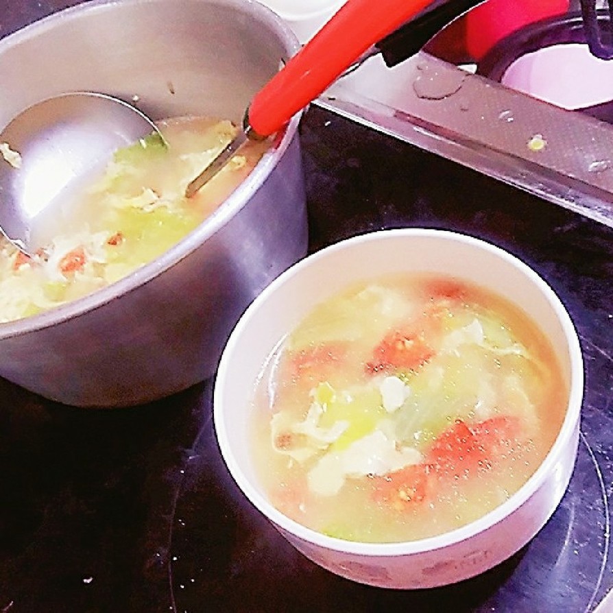 レタスとトマトの卵スープの画像