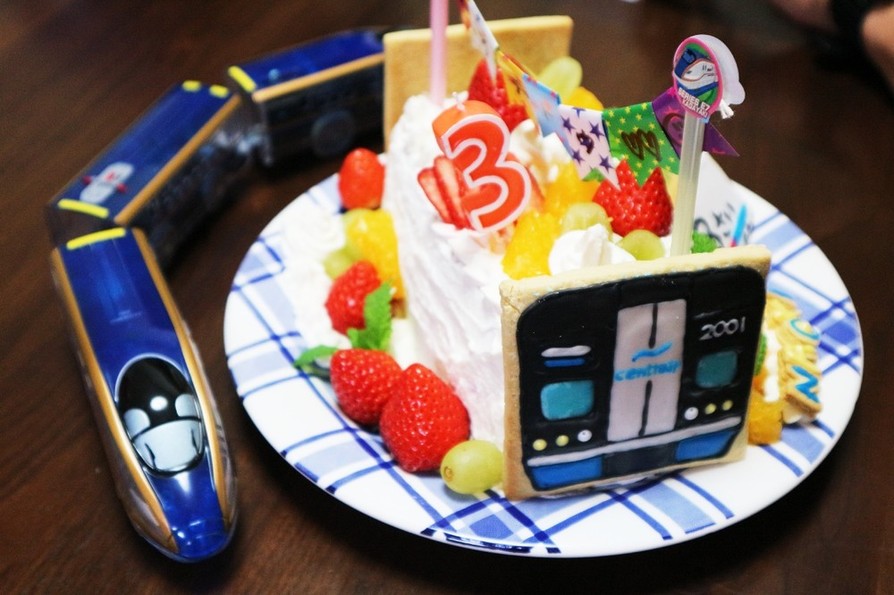 お誕生日の電車ケーキの画像