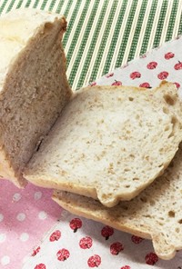 自家製天然酵母のライ麦全粒粉入り食パン