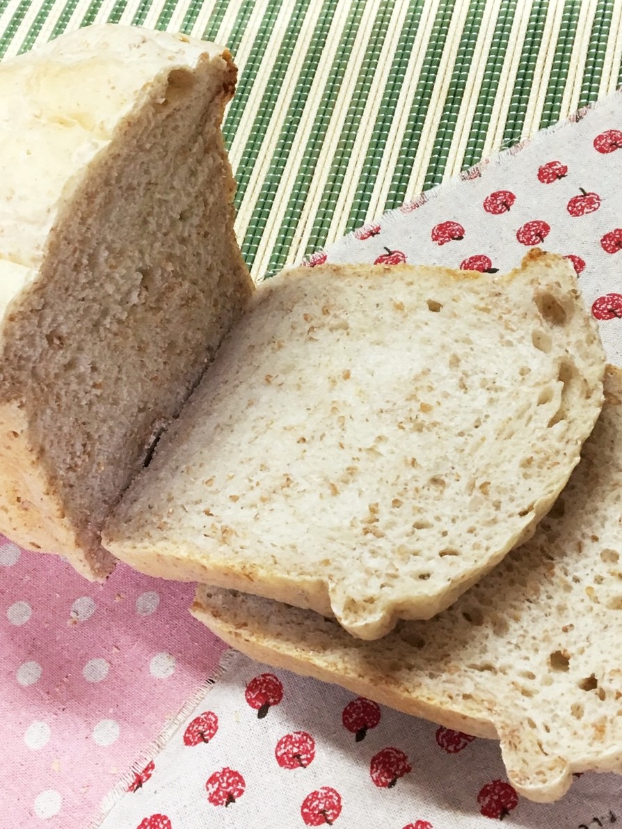 自家製天然酵母のライ麦全粒粉入り食パンの画像