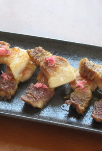 豚バラ肉のカリじゅわ焼き　桜塩を添えて