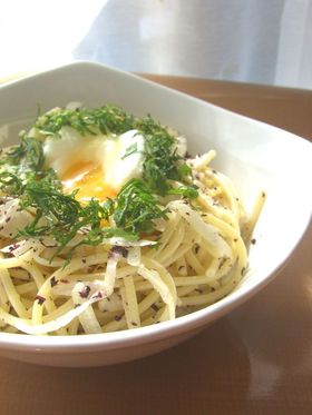 春らしい✿ゆかりサラスパ:温玉のせฺฺฺ