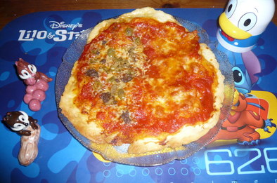 アンチョビーとオリーブのピザの写真