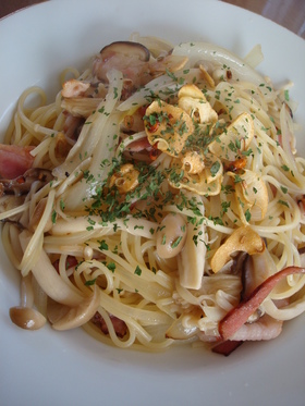 ベーコンと茸のオイルベースパスタ