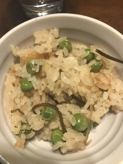 えんどう豆でずぼらおこわ　もち米消費☺の写真