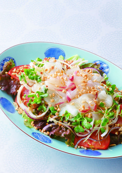 鯛の刺身　サラダ風中華ドレッシングの写真