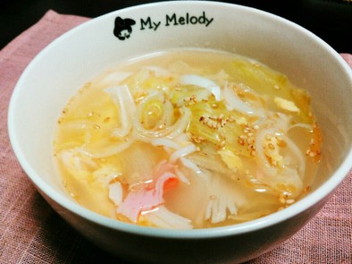 レタスとカニカマの中華たまごスープの写真
