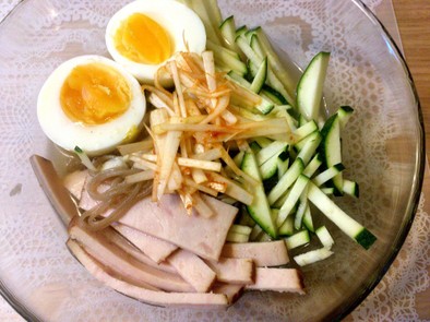 韓国冷麺と手作りスープの写真