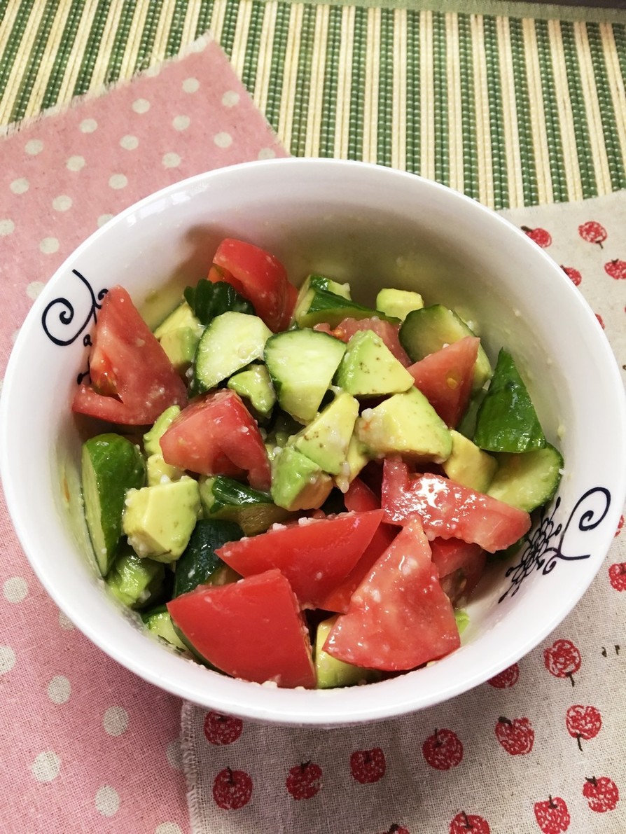 アボカドとトマト きゅうりの塩麹サラダの画像