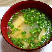 大根と油揚げ・ニラの味噌汁の写真
