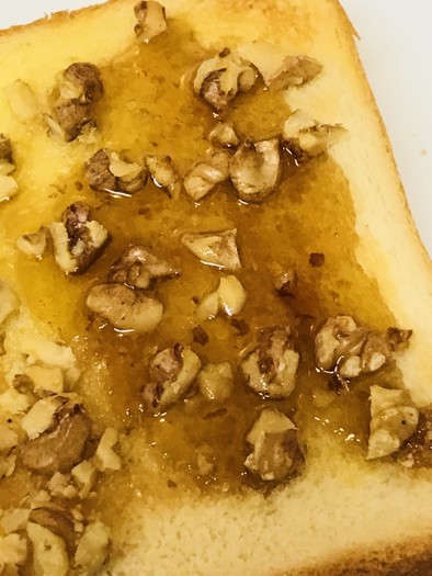 くるみとメイプルシロップのバタートーストの写真