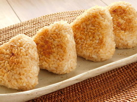 かつおがふんわり香るだし焼きおにぎり