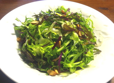紫水菜と春キャベツのサラダの写真