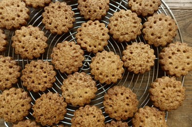 ココナッツ型抜きクッキーの写真