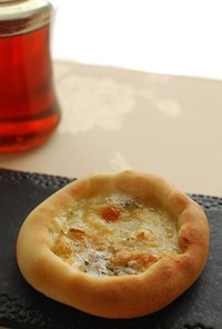 ブルーチーズでクワトロ風ピザパン