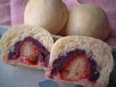 レンジパンDEイチゴ入り紫芋アンパンとホワイトプチパン♪美味しいよ～♪の写真