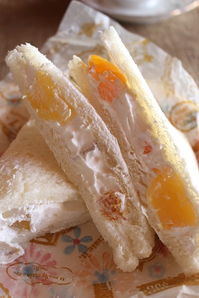 スイーツ風フルーツ生クリームサンドイッチの写真