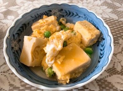 うすいえんどうと高野豆腐の卵とじの写真