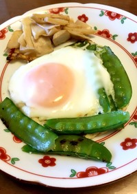 朝食に♫サヤエンドウの巣ごもり卵