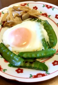 朝食に♫サヤエンドウの巣ごもり卵
