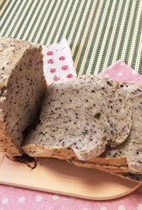 自家製天然酵母のゴマ入り食パン