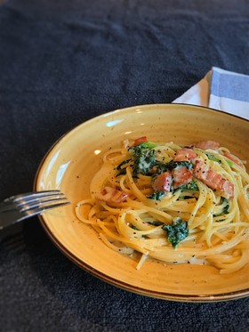ほうれん草とベーコンのクリームパスタ
