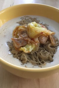 白いスープの濃厚な冷麺