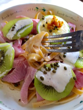 キーウイとブリ刺し身のパスタ