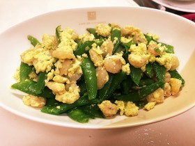 スナップえんどうとむきえびの炒め物