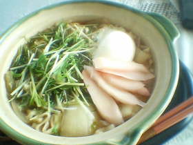 鍋焼きうどん 水菜 温泉卵 生姜をのせて