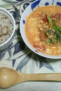 ヘルシーな豆腐と卵のトマトスープ