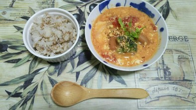 ヘルシーな豆腐と卵のトマトスープの写真