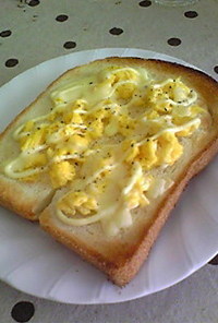 スクランブル卵のチーズトースト☆