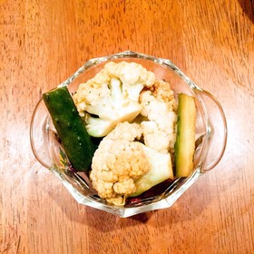 カレー風味のカリフラワーと胡瓜のピクルス