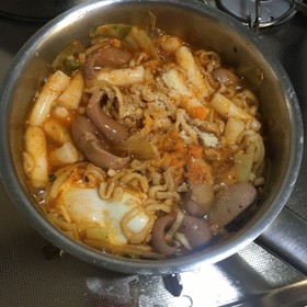 本場韓国の味!辛ラーメンで即席トッポッキ