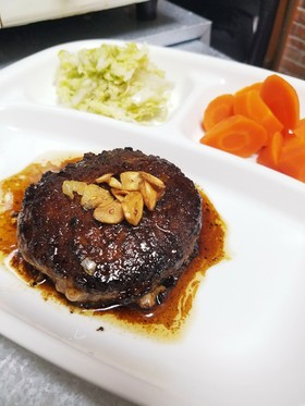 じゅわっと肉々しいハンバーグ