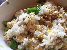 納豆と絹さやの卵まぜご飯