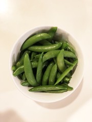 スナップえんどうの塩茹での写真