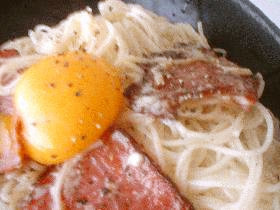 ベーコンと卵黄のそうめん。