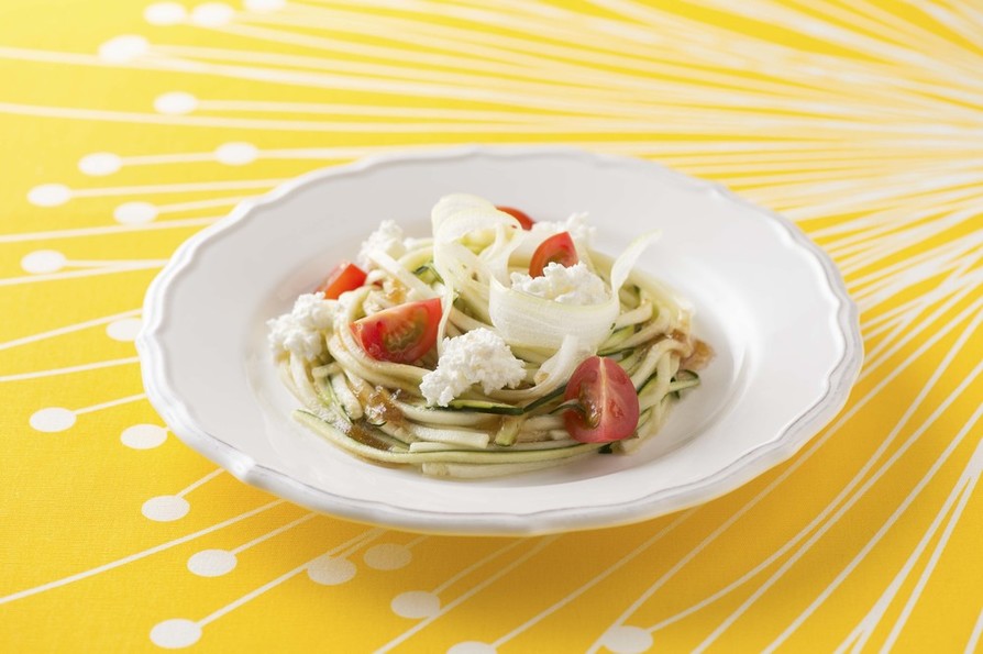 ズッキーニとセルリーのパスタ風サラダの画像
