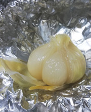 生にんにくの丸ごとホイル焼きの写真